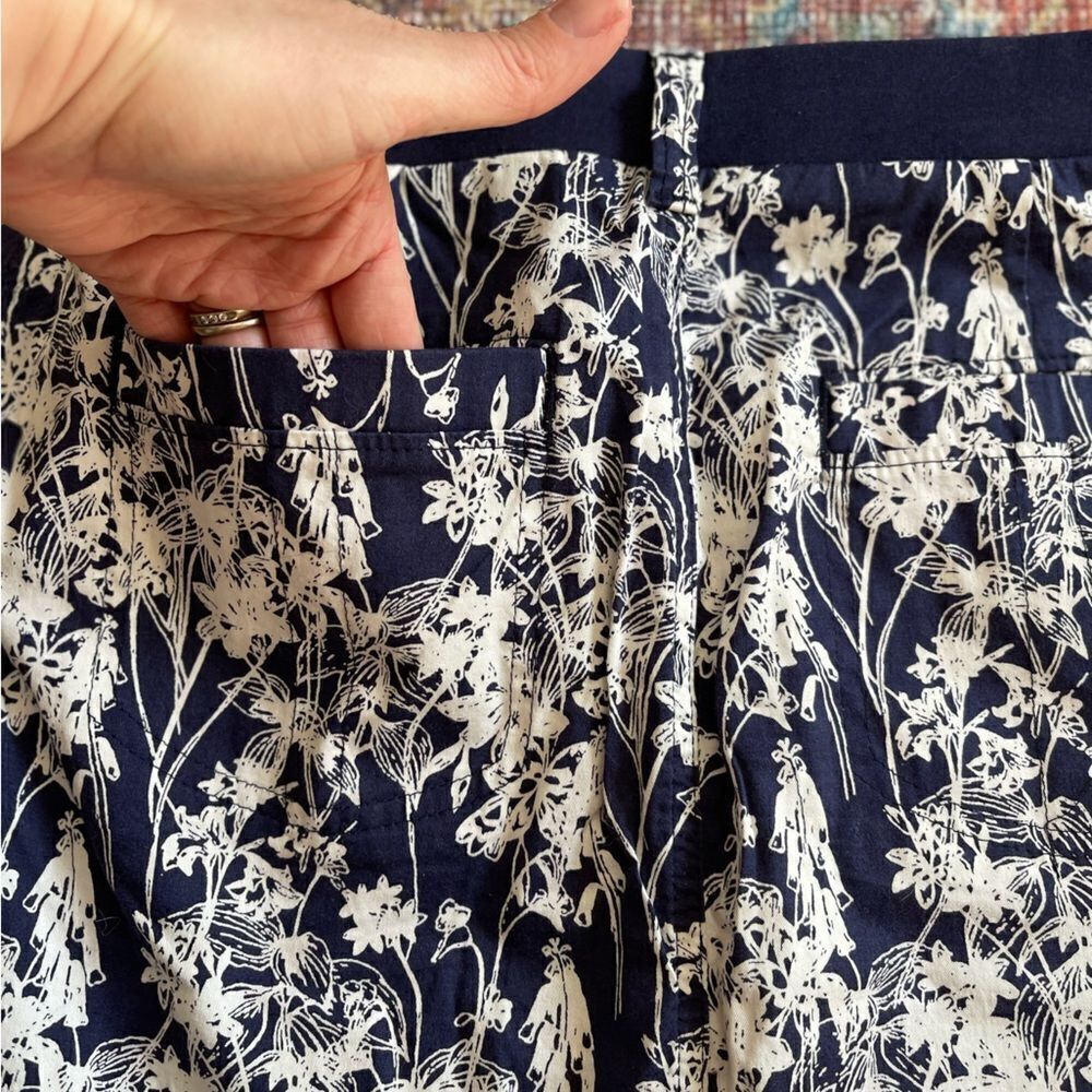 Women’s 6 Lee Riders mid rise Floral Navy and White Skort with pockets - Picture 10 of 11